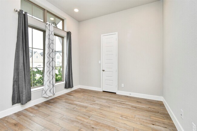 Building Photo - 5042 Albany Shores Ln