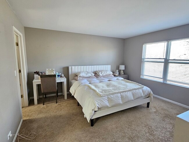 Building Photo - 4012 Blackstone Dr