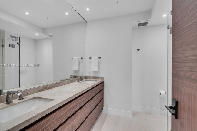 Building Photo - 251 Crandon Blvd