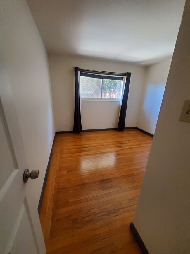 Building Photo - Single story 3/2 w/ large "extra" room & l...