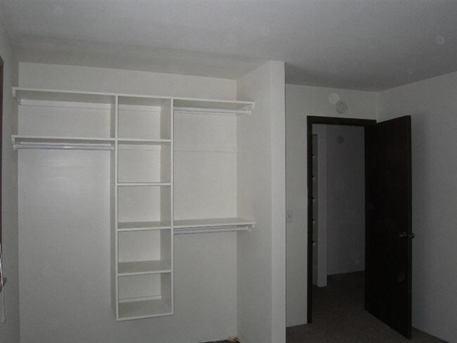 Building Photo - 2 br, 1 bath Apartment - Martin House Apts 32