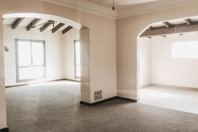 Building Photo - Belmont Shores Beachside Living – 3 Bed / 2 Bath