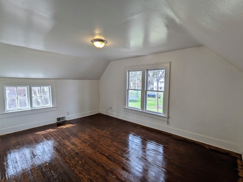 Building Photo - 216 W 12th St