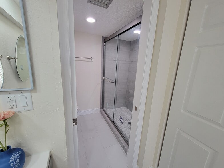 Building Photo - 500 Treasure Island Cswy