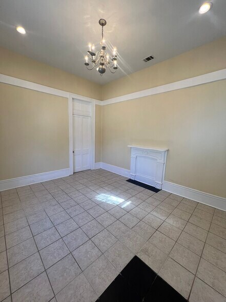 Building Photo - 1911 Lapeyrouse St