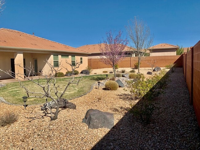 Building Photo - Lovely Home with RV parking in Sky Ridge