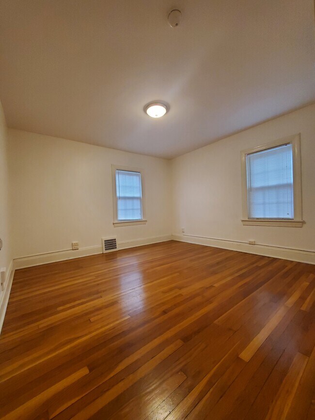 Building Photo - 3568 Ingleside Rd