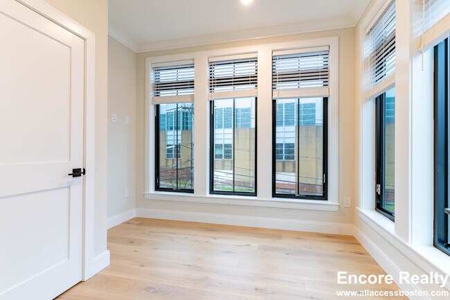 Building Photo - 157 Everett St