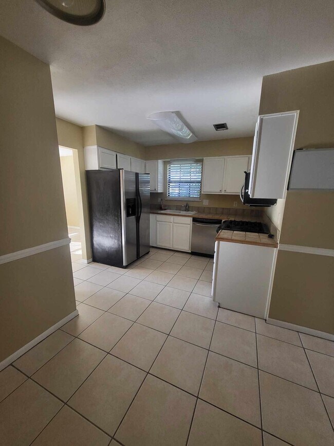 Building Photo - 2108 Calle De Castelar