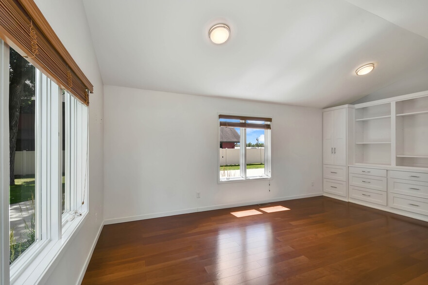 Home office - 154 W Beaton Dr