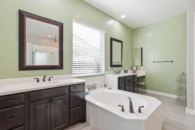 Building Photo - 10702 E Lumiere Ave