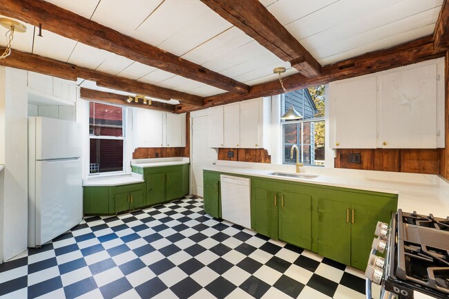 Building Photo - 105-107 Richards