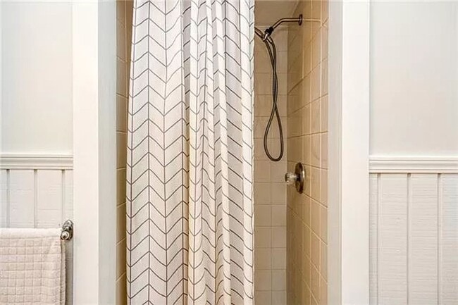 Building Photo - Charming West Plaza Bungalow