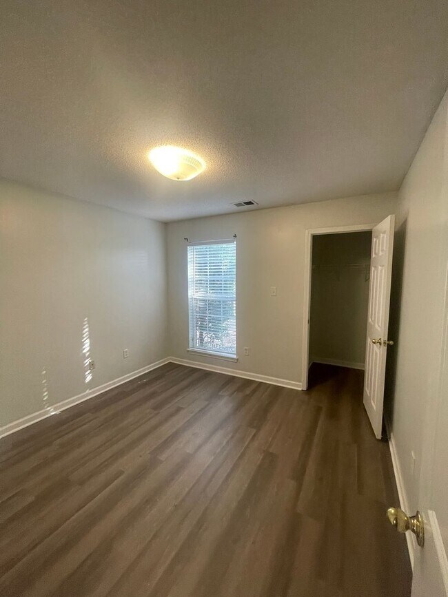 Building Photo - Available NOW in Snowden Grove Area!  3 BR...