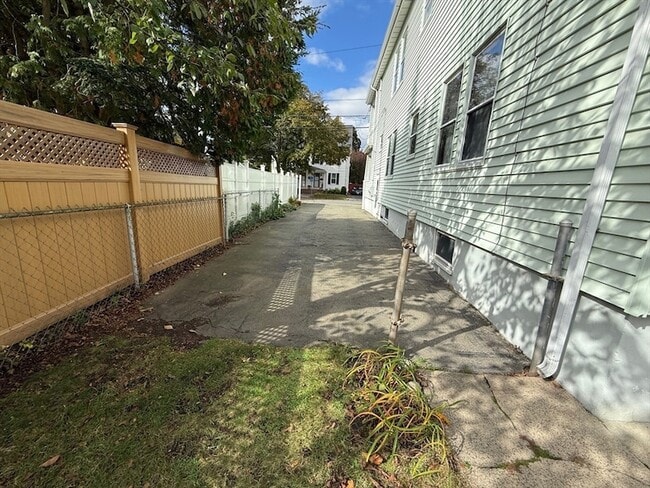 Building Photo - 63 Park St