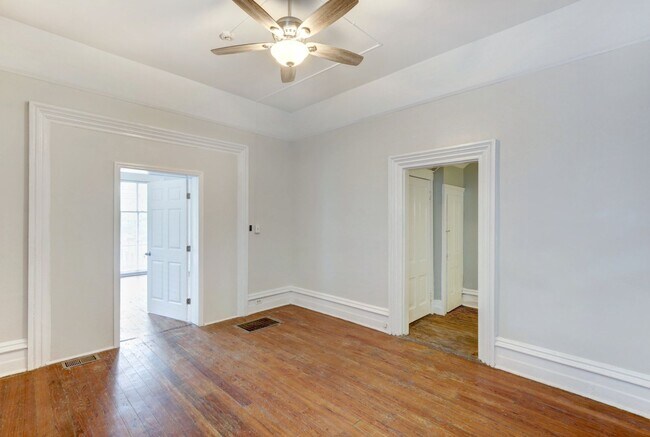 Building Photo - Large Two Bedroom Apartment - Lots of Hist...