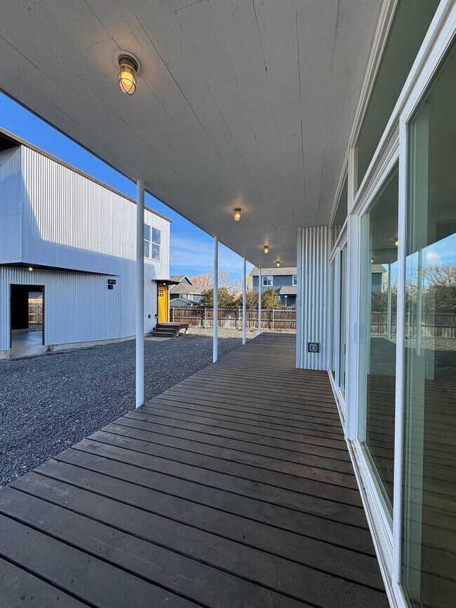 Building Photo - Spacious 4-Bedroom, 3-Bath Home with Stunning Views