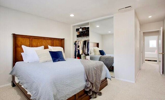 Building Photo - Amazing West LA Location - 2 bd / 2.5 ba T...