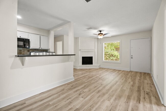 Building Photo - 2116 N Austin Ave