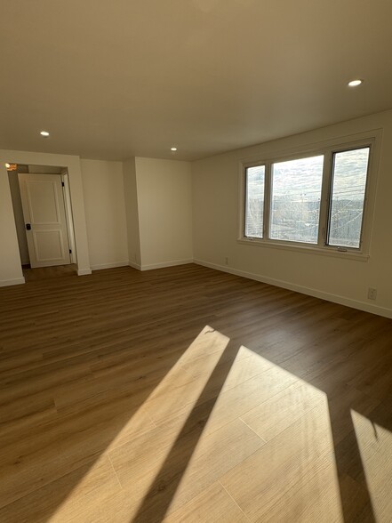 Livingroom - 249 Dunlop Ave