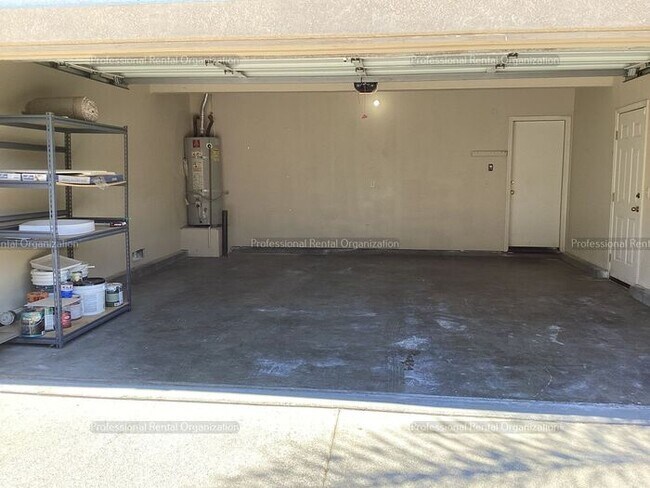 Building Photo - Large family home in desirable area