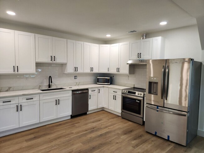 Building Photo - 422 W 42nd St