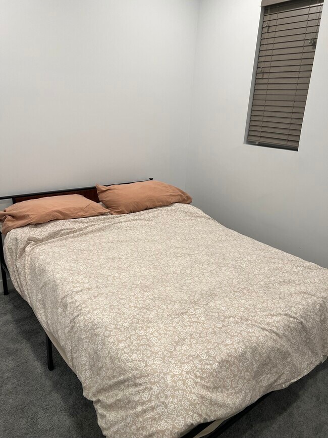 Guest room - 6033 S Eberhart Ave