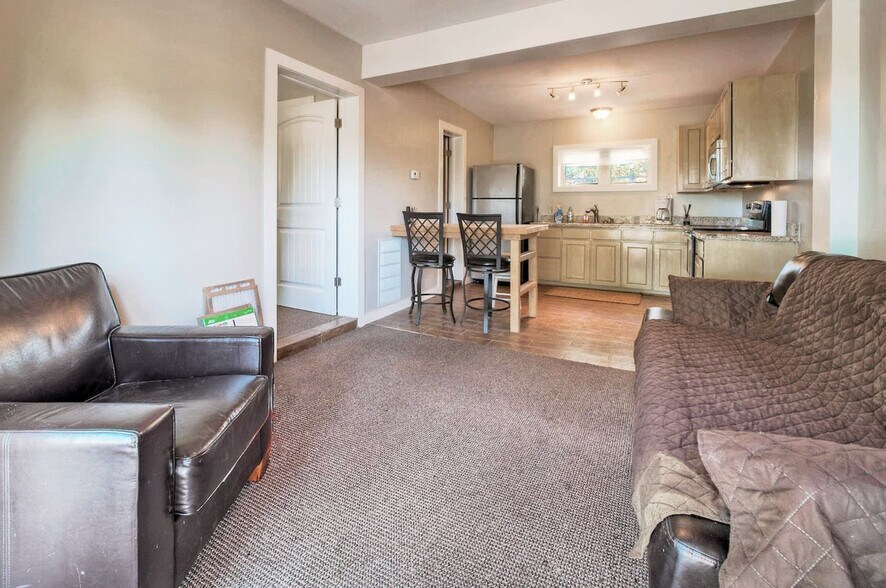 Building Photo - 206 Forest Dr