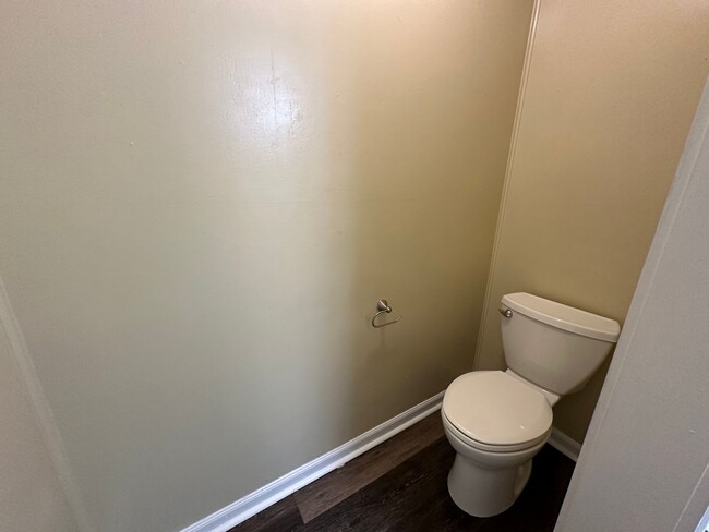Building Photo - Great location off Country Club Road in th...