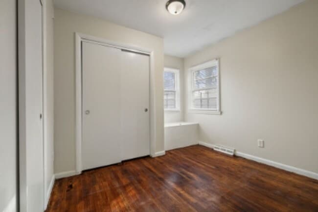 Building Photo - 4 Bed 13 Minutes From Downtown!