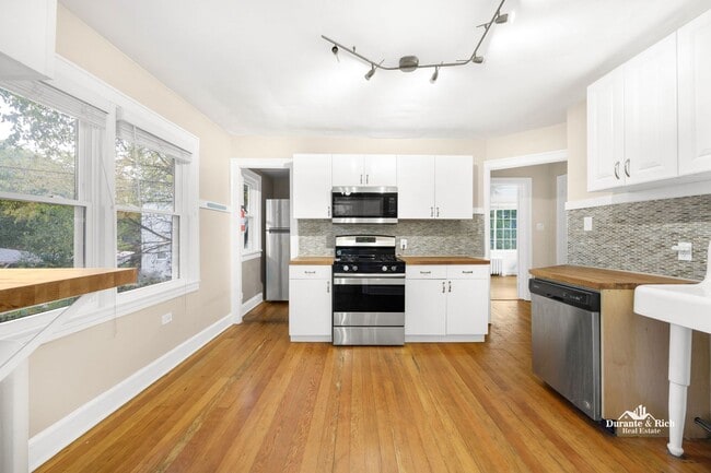 Building Photo - Discover Luxurious Harmony in the Heart of Evanston