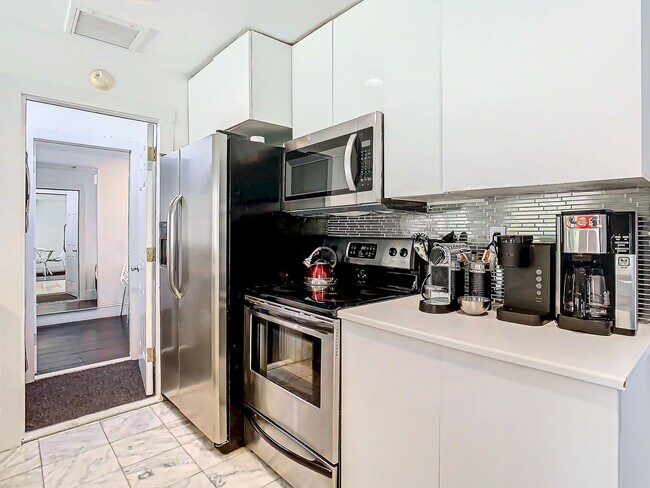 Building Photo - 5700 Saddlebrook Way