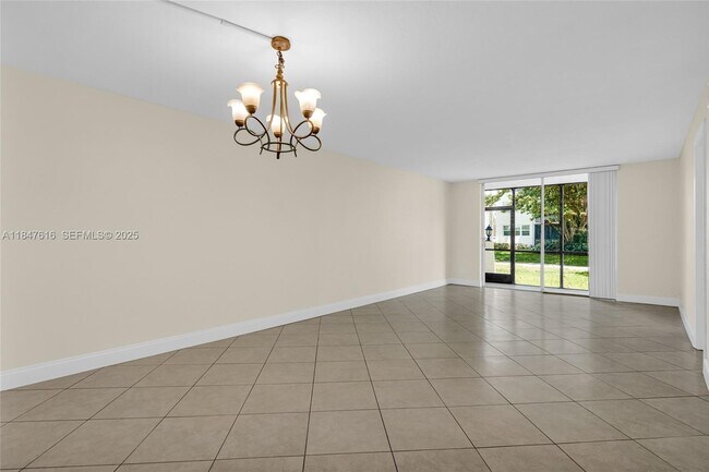 Building Photo - 681 S Hollybrook Dr