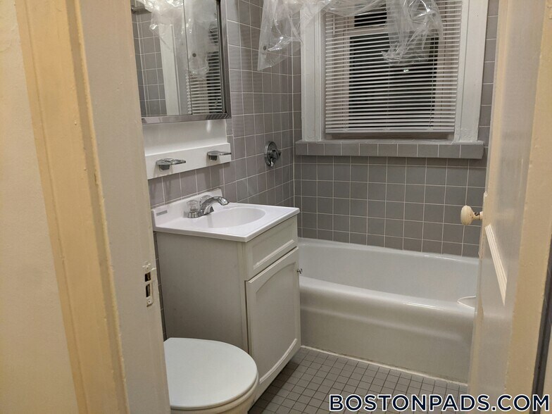 Building Photo - 137 Park Dr