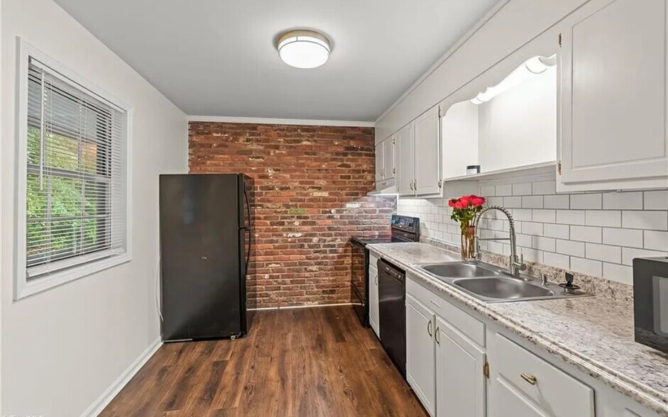 Building Photo - 372 S Cherry St