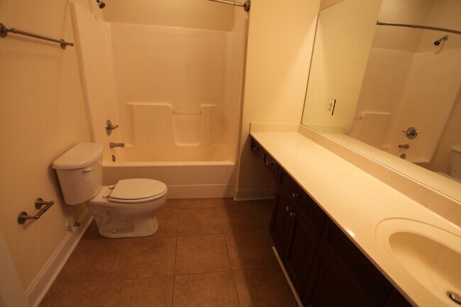 Building Photo - Townhouse Available For Rent December 2025!