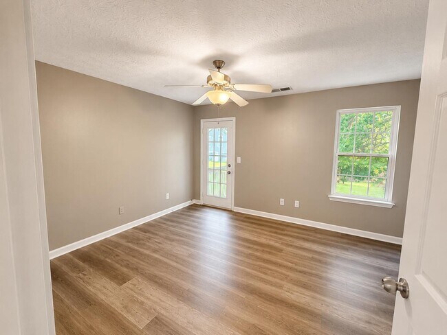 Building Photo - 1109 W Slaton Ave