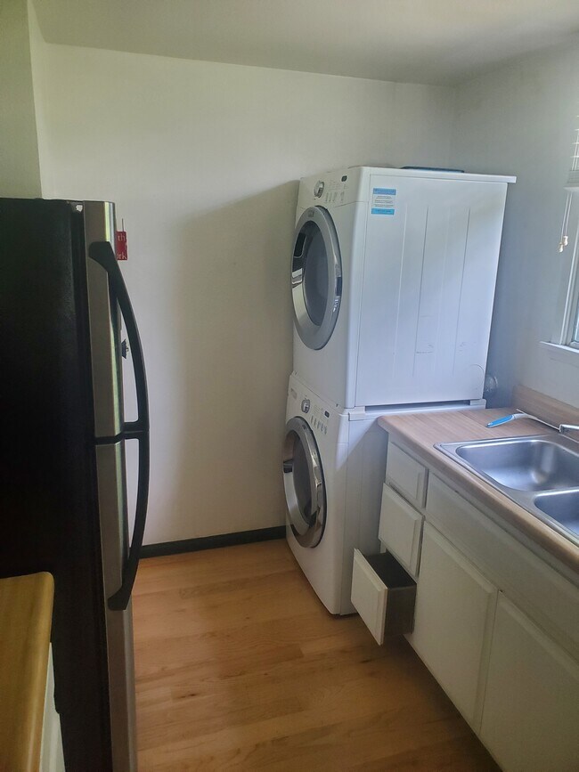 Washer / dryer - 5834 Bowcroft St