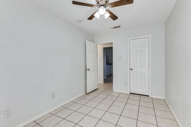 Building Photo - Dynamite Duplex in Arlington - Great Space!