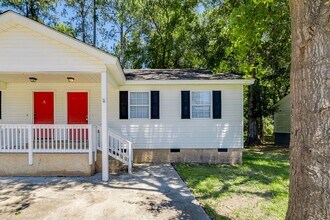 Building Photo - Completely Renovated 2BR Duplex with Granite Counters & Stainless Appliances