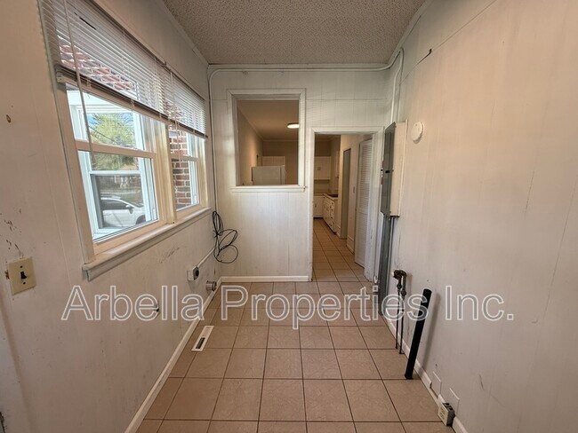 Building Photo - 703 E Unaka Ave