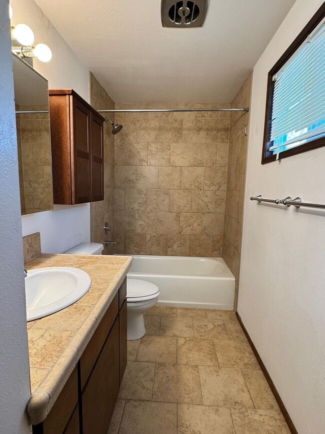 Building Photo - West Valley 4br 2.5 ba DBL attached garage, POOL