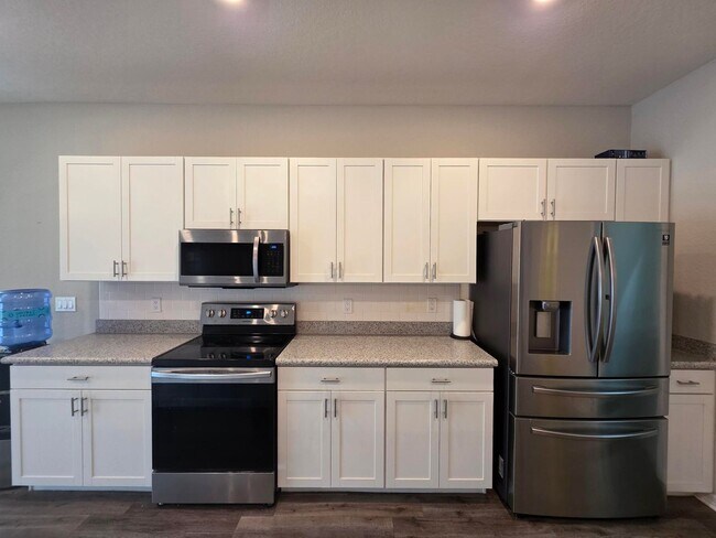 Building Photo - 4-Bedroom, 2.5-Bathroom in Lakeland