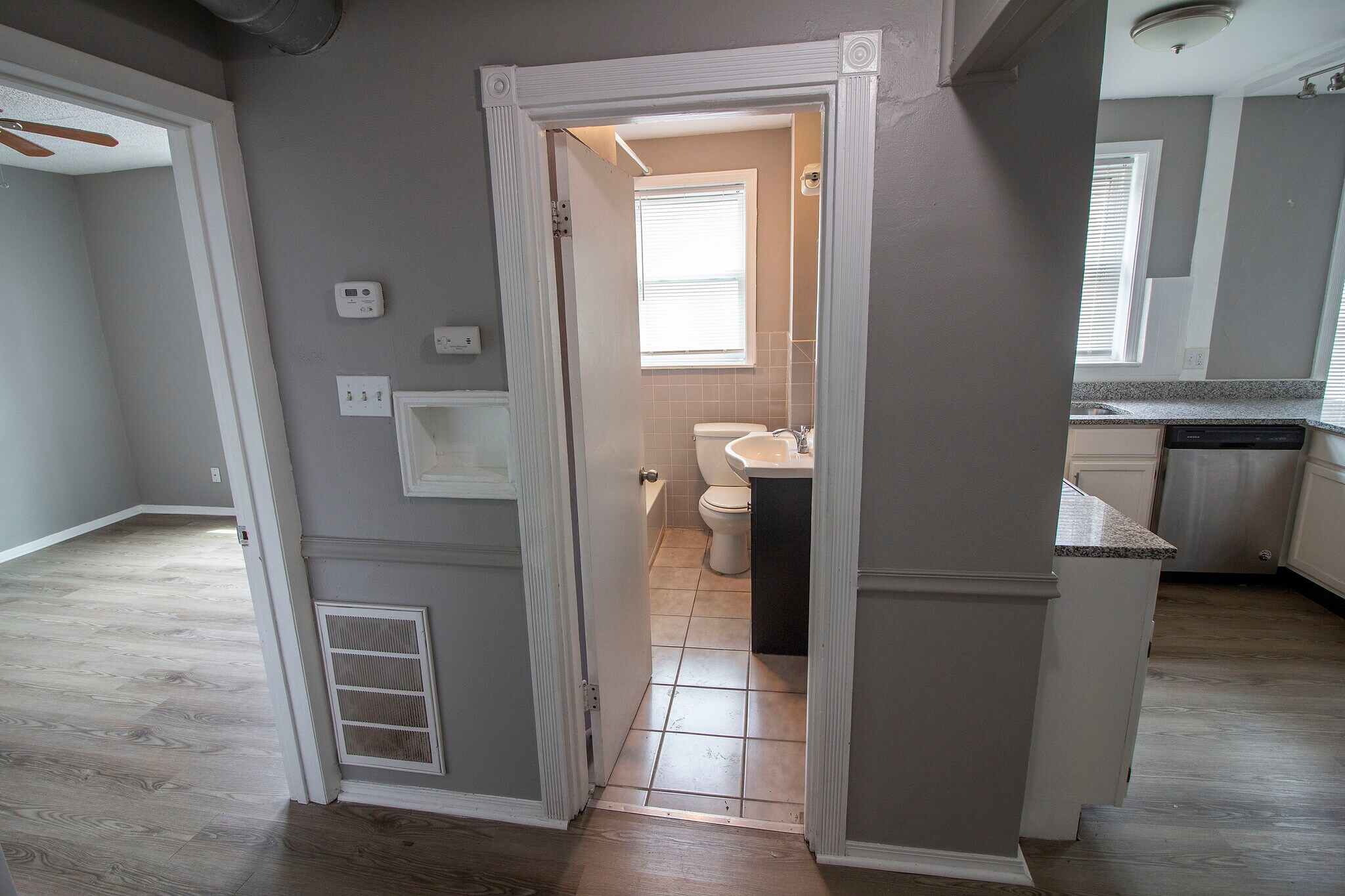 Building Photo - 4955 Lindenwood Ave