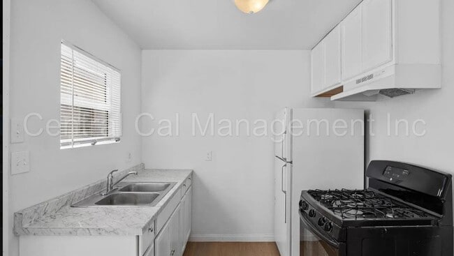 Building Photo - 2 Bedroom/1 Bath Home - $1350 Per Month!