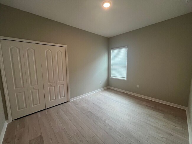 Building Photo - Like-New Lakefront Home in Sawmill Creek