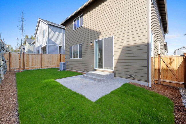 Building Photo - 4 Bed 2.5 Bath Spacious Private Single-fam...