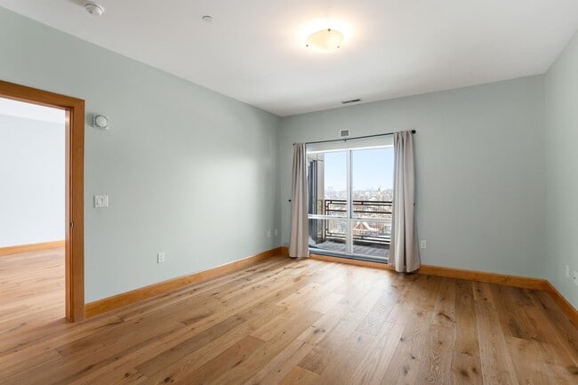 Building Photo - 1550 E Royall Pl