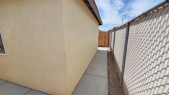 Building Photo - Just remodeled 2 bedrooms and 2 full bathrooms apartment.
