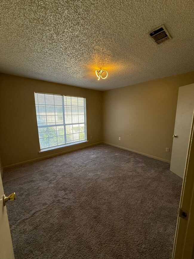 Building Photo - 2BD 1.5BA TOWNHOUSE WITH WATER INCLUDED